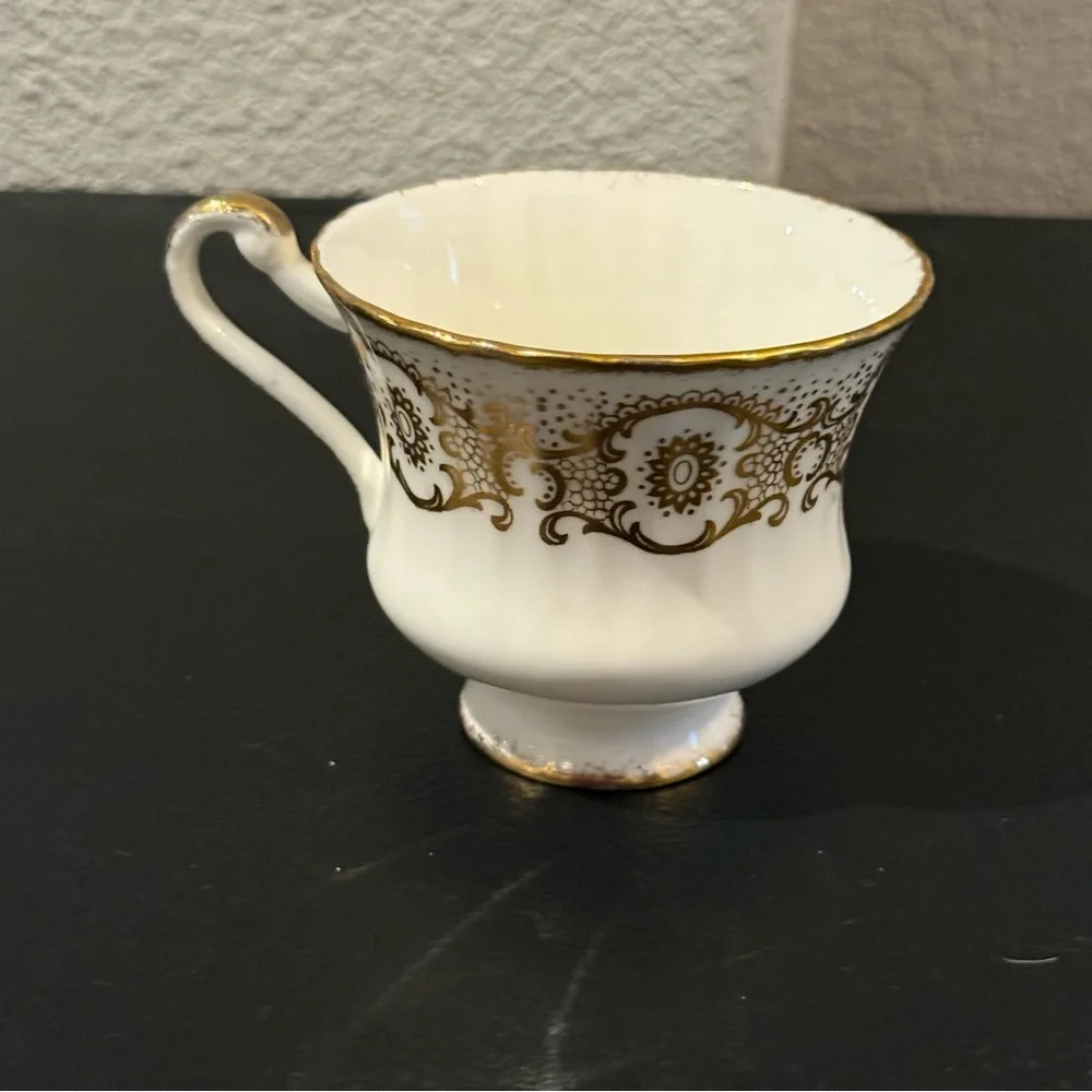 Paragon By Appointment To Her Majesty The Queen Bone China Tea Cup Floral Golden